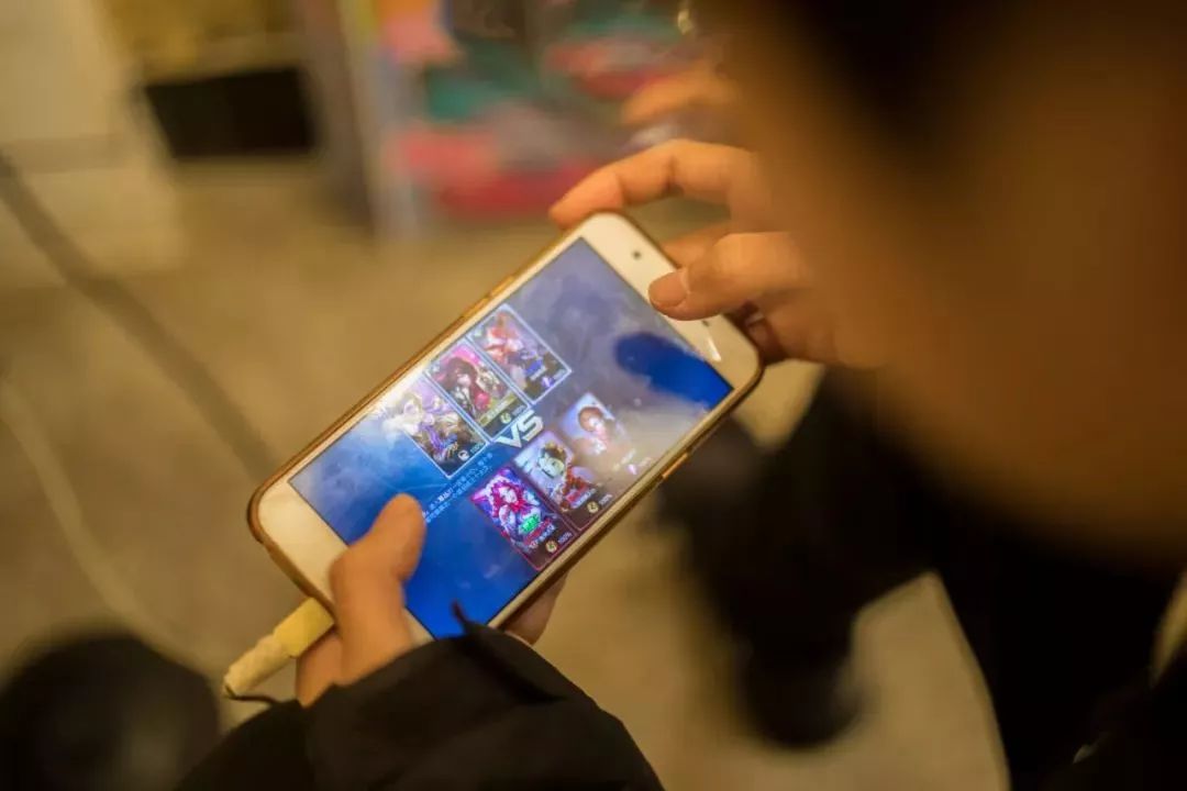 为什么孩子玩手机游戏厌学_厌学玩手机游戏孩子怎么教育_孩子厌学打游戏