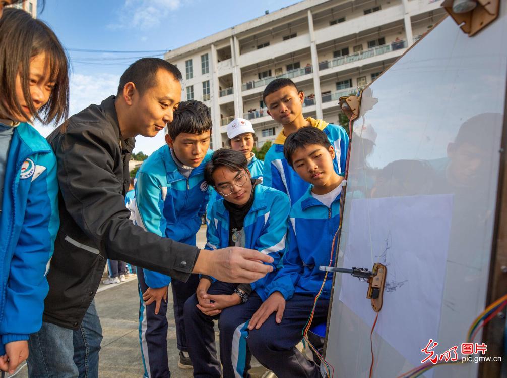 校园游戏黑科技手机版下载_校园科技绘画_校园科技手抄报图片