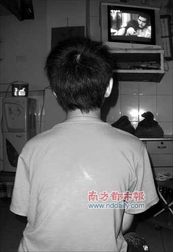 玩游戏摔手机的视频_小伙打游戏摔手机视频_打游戏砸手机视频