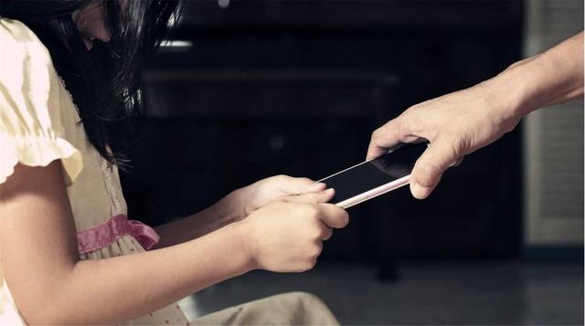小孩玩的游戏手机游戏_游戏小孩玩手机违法吗_游戏小孩玩手机怎么办