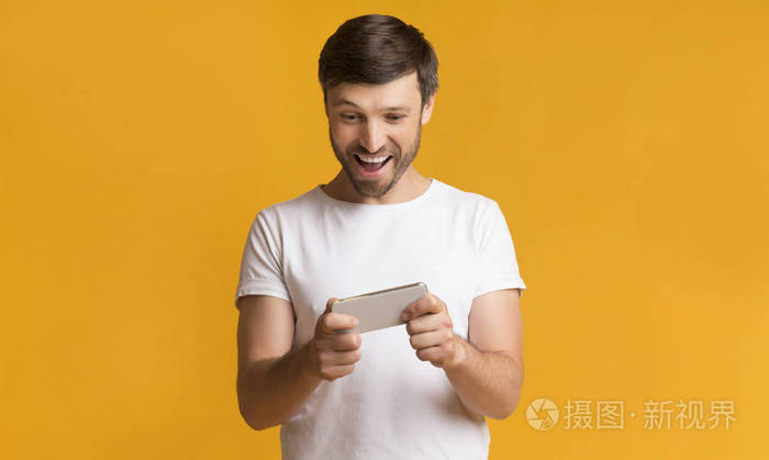 喜欢用手机打游戏的男人_男人打喜欢手机游戏用什么头像_男人打喜欢手机游戏用什么方法