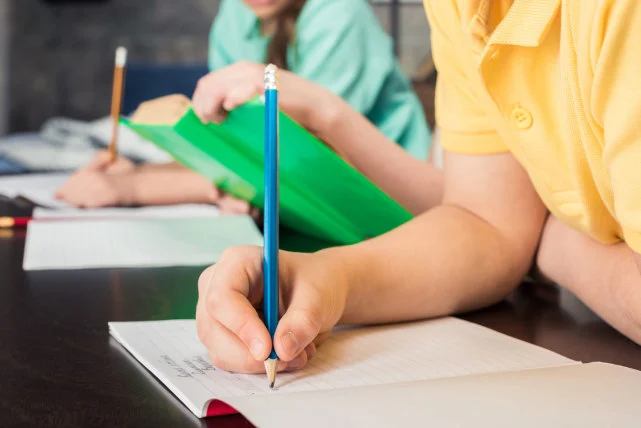 学生沉迷手机游戏_沉迷手机游戏的孩子_沉迷手机游戏学生怎么解决